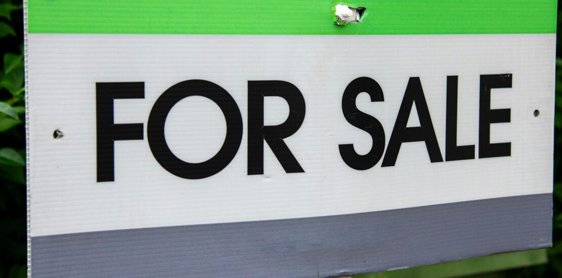 For sale sign in front of a GTA home as Toronto home prices fall